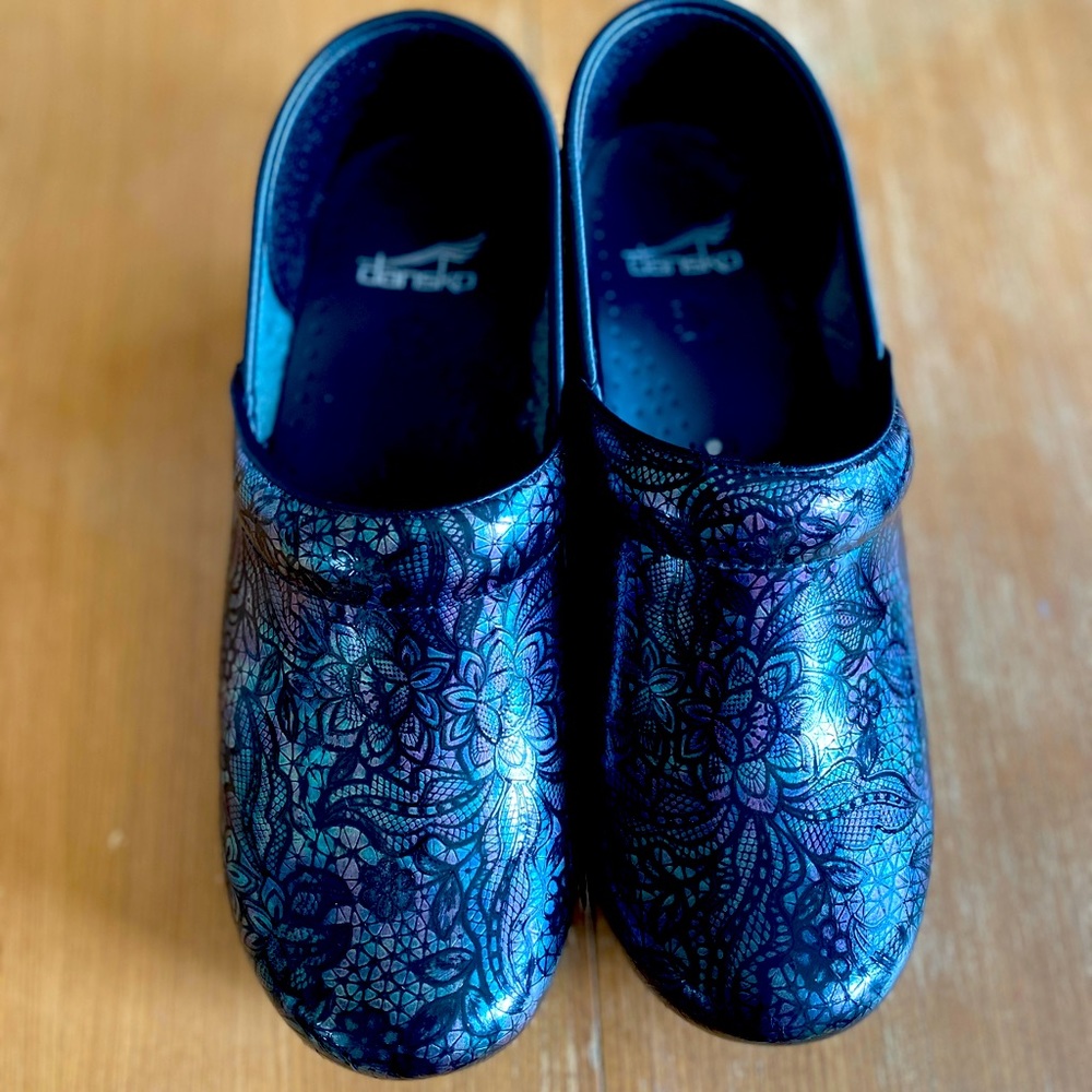 Dansko Shoes Size 39 (fits Women 8.5) Gently Used condition.